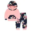 秋の新生児の子供の赤ちゃん女の子の服フローラルポケットフード付きトップス+パンツベベの女の子の綿の混合衣料衣装セット