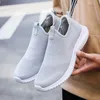 Fabriqué en Chine Mode femmes hommes chaussures de course noir blanc bleu marine sans lacets baskets pour hommes sans lacet baskets de sport maison marque taille 39-44