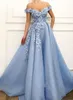 2019 Elegantes blaues Ballkleid mit Spitze, 3D-Blumenapplikationen und Perlen, Abendkleid, A-Linie, schulterfrei, maßgeschneiderte Kleider für besondere Anlässe