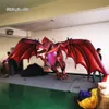 Éclairage effrayant Réplique de dragon volant gonflable 4 m Modèle de mascotte animale suspendue Ballon de dragon maléfique rouge pour la décoration de boîte de nuit et de fête d'Halloween