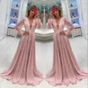 2020 Chiffong En linje Mother Off Bride Dresses Long Poet Sleeves Deep V Neck Lace Appliques Sweep Train Prom Party Evening Wedding Guest Gowns