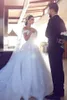 Neueste Ballkleid-Hochzeitskleider, A-Linie, schulterfrei, Blumenapplikationen, Tüll, Organza, rückenfrei, Kapelle, arabische Brautkleider, Dubai