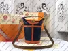 M43587 Duffle Saco Bolsa Mulheres Natural Cowhide Couro S-Lock Clasp Canvas Bucket Cruzeiro Bolsa de Mensageiro Cross-Body