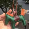 Modischer Schlüsselanhänger, Designer-Pony-Schlüsselanhänger aus PU-Leder, Taschenanhänger, handgefertigter, handgenähter Pony-Schlüsselanhänger aus Leder mit Quaste