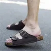 Sommer Herren Kuh Wildleder Leder Mule Clogs Hausschuhe Hohe Qualität Weichen Kork Zwei Schnalle Rutschen Schuhe Für Männer Frauen unisex 35-46