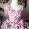 Abiti da sposa in pizzo di piume di lusso 2019 Abiti da ragazza con fiori fatti a mano Fiori in rilievo Abiti da sposa per bambina Bellissimi abiti da spettacolo per bambini 4729568