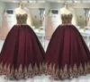 Burgundy Gold Lace Empire Waist Ball Gown Prom Klänningar för Sweet 16 Girls Strapless Open Back Draped Quinceanera Dress Party Vestidos De