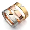 2019 nytt varm varumärke Titanium stål V Brev Armband för kvinna Smycken Mode Märke Kärlek Bracelebangles Gold / Silver Rose Color Gift