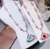 Европа Америка Мода леди Женщины Brass Цвет Камни 18K Золото Длинные ожерелья с выдалбливают Установка Алмазный Красный / Синий цирконами вентилятора подвеска