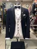 Navy Blue Groom Tuxedos Black Lapel Groomsman Bröllop Tuxedos Fashion Men Prom Party Jacket Blazer 3 Piece Suit (Jacka + Byxor + Tie + Vest) 470