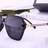 Ünlü Tasarımcı Tasarım Polarize Güneş Gözlüğü Şık Bayanlar için Perçin Tarzı Güneş Gözlüğü Güneş Gözlüğü Sunshades Moda Sunshades ile Gidiyor