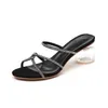 Kapcie Wycinane Summer Plażowy Sandały Projektant Moda Kobiety Zjeżdżalnie Pantofle Outdoor Crystal Heel Indoor Slip On Flip Flops