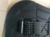 Factory Custom Matte Black Electric Gitaar met Spider Web Carving, Floyd Rose Bridge, Black Hardware, kan worden aangepast