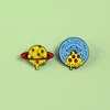 Alfileres de esmalte de pizza de queso de dibujos animados, broches de insignias redondas de planeta OVNI misterioso para mujer, sombrero, ropa, pin de solapa, regalos de joyería de moda para alimentos