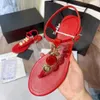 Toppklass märke Elegant Gold Flower Flip Flops Beach Shoes Designer Sandaler Lyxiga kvinnor Fashion Shoes Red Pink Size 35 till 40 TR3537157