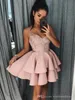 Sexy Blush Różowy Koronki Linia Suknie Homecoming Suknie Warstwowe Aplikacje Spaghetti Paski Kolano Długość Krótki Prom Party Cocktail Party Dresses Custom