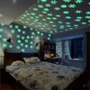 100 PCSSet 3D -stjärnor Glödande glans i det mörka lysande på väggen Glödande klistermärken för barnrummet vardagsrum Väggdekor Hemdekoration8878591