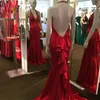 Rüschen-Schleppe-Abschlussballkleid 2020, Meerjungfrau, Neckholder, tiefer V-Ausschnitt, roter Satin, Festzugskleider für Damen, langes, ärmelloses, formelles Event-Partykleid mit offenem Rücken