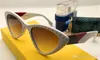 2018 New Fashion Designer Sunglasses 0323リベットステッチ付きの小さな魅力的なキャットアイフレームカラーレッグトップトップクオル人気Sty1663346