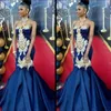 Vintage Navy Blue Mermaid Prom Klänningar Sydafrika för svarta tjejer Halter Gold Appliques Lace Evening Gowns Satin Elegant 2019 Prom Dress