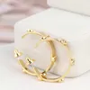 REAL 18K GOLD GOLD HUGGIE HOOP أقراط Brand Gold Button Button Logo Orgo -Strings3066324