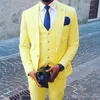 Yellow Groom Suitts 2019 Jeden przycisk Peaked Lapel Slim Fit Mens Prom Tuxedos Garnitury Garnitury ślubne dla mężczyzn (kurtka + spodnie + kamizelka + krawat)