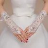 2019 Guanti da sposa da sposa in pizzo corto Guanti da sposa in rilievo di cristallo Accessori da sposa Guanti di pizzo per le spose senza dita sotto il gomito Lunghezza