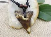 Imitação óssea óssea escultura tubarão charme pingente pingente madeira grânulos retro colar amuleto presente de viagem lembrança