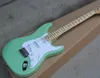 Fabriks grossistgrön elektrisk gitarr med vit pickguard, SSS-pickup, Maple Fretboard, kan anpassas som förfrågan