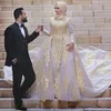 أعلى جودة 2019 فساتين الزفاف العربية مسلم مع overskirt عالية الرقبة طويلة الأكمام مطرز الذهب الدانتيل عارية الوردي تول فستان العروس مسلم