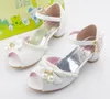 Rabatt barn barn mode sandaler bröllopskor klädskor för baby flickor prinsessa pärla mjuka läder sandaler