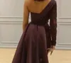 2020 Nowy Arabski One Ramię Suknie Wieczorowe Nosić Płaszcz Burgundii Wysokie Split Koronki Aplikacje Zroszony Z Długim Rękawem Formalna Dress Prom Suknie