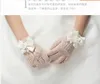 Süße Mädchen Spitze hohle weiße Handschuhe Boutique Kinder Hochzeit Prinzessin Zubehör Kinder Stereo Perlen Blumen Bögen Fingerhandschuhe 218g