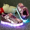 Scarpe per bambini Bambini Ragazzi Ragazze Scarpe da ginnastica atletiche Vendita calda Luci a LED Scarpe sportive da corsa per bambini Scarpe per il tempo libero con deodorizzazione alla moda di qualità