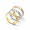 Europa Amerika Stil Männer Dame Frauen Titan Stahl 18K Gold Gravierte Raute Plaid Einstellungen Diamant Liebhaber Schmale Ringe Größe US5-U310m
