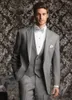 古典的な新郎Tuxedosライトグレーの新郎男性メンズのウェディングドレス高品質男のジャケットブレザー3ピーススーツ（ジャケット+パンツ+ベスト+ネクタイ）1666