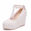 Ny designer med AB Crystal Wedges High Heel Party Prom Skor 11cm Wedge Heel White Lace Flower Bridesmaid Shoe
