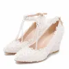 Puntige teen wedge hak schoenen 8 cm wiggen trouwjurk hakken met t-riemen elegante witte kant bruidsmeisje schoenen ceremonie pomp