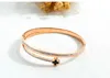 Super étincelant de créateur de luxe de luxe Diamond Zircon Belle Lucky Leave Rose Gold Titanium Steel Bangle Bracelet pour Woman Girl6102110