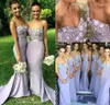 Lavendel brudtärna klänningar älskling nacke blommor applikationer sjöjungfru prom klänningar sopa tåg lång afton klänning med sash billigt