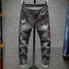 Jeans pour hommes brodés de style chinois de marque Jeans à petit trou sauvage Pantalon imprimé prune Pantalon slim pour hommes brodé quatre saisons