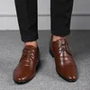 メンズドレスシューズのための新しい正式なオックスフォードの靴男のウェディングドレスオフィスの靴男性Zapatillas Hombre Deportiva Mopassin Homme