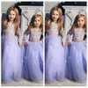 Neueste elegante lange Ärmel A-Linie Blumenmädchenkleider Lavendel Tüll bodenlangen formale Kinderpartykleider Vestidos De Soiree Günstig