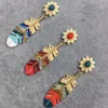 Orecchini pendenti a forma di piuma con strass perline acriliche Orecchini a bottone in lega d'oro per regali da donna