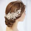 Charmig spetsblomma Bridal Barrettes Hair Clip Pearls Bröllop Hair Comb Smycken Handgjorda Hår Pins Kvinnor Tillbehör Headpiece