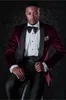 Smoking da sposo in velluto bordeaux Abito da sposa Groomsmen con risvolto nero Abito da uomo stile autunno inverno formale Abito da ballo formale (giacca + pantaloni + cravatta + cintura) 764