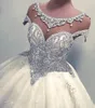 Luksusowa suknia z kryształkami z koralików suknie ślubne przezroczysta szyja Illusion powrót koronkowa aplikacja ręcznie robione kwiaty kaplica rękawy z krótkim rękawem suknia ślubna