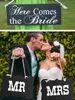 Großhandel Rustikales Hochzeitsschild „Here Comes The Bride“-Schild „MR und MRS“-Banner für Hochzeit, Blumenmädchen, Braut und Bräutigam, Schild aus Papier, Photobooth-Requisiten