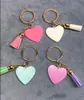 Porte-clés personnalisé classique en vinyle coeurs de pêche porte-clés coloré monogrammé 35mm en forme de coeur porte-clés à pompon 30mm en daim cadeau porte-clés à pompon