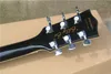 Speciale zwarte body 2 pickups elektrische gitaar met puur koperen brug, palissander toets, kan worden aangepast